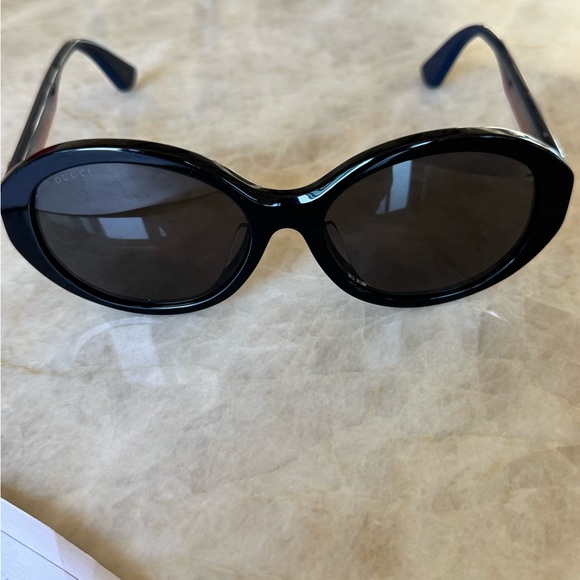 Gucci Black Oval Sunglasses with Sleek Design